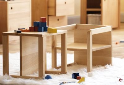 Hugo Kindersessel und Kindertisch aus Holz von Jan Kurtz mit bunten Bauklötzen.